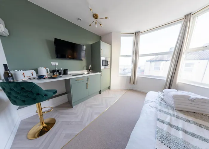 Bowles Aparthotel 4*